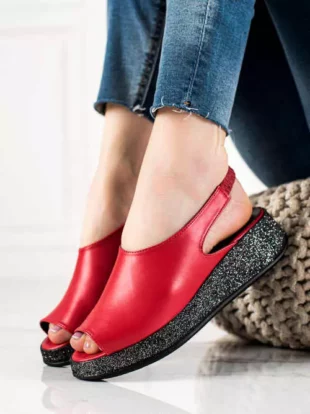 Červené sandále na brokátovej platforme