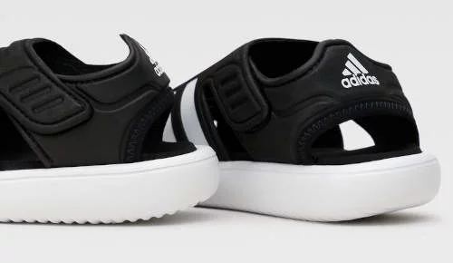 Pohodlné detské sandále Adidas na vyššej podrážke